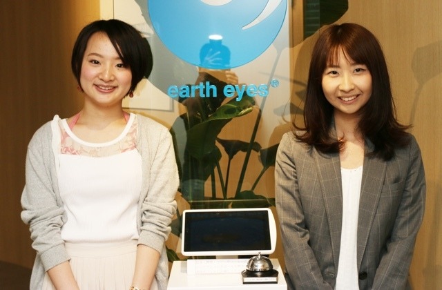 ショールームツアーのコンダクターを務めるため、EE（Earth Eyes）ガールズと命名された同社新入社員の澤登舞美さんと飯島律子さんのお二人（撮影：防犯システム取材班）