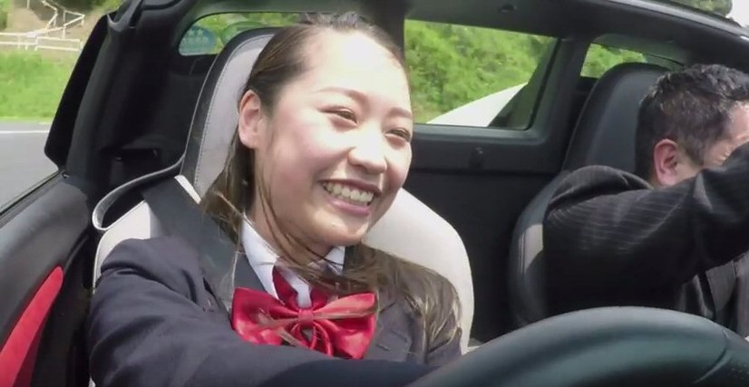 【動画】女子高生のドライビングテクに、スタッフもたじたじ……