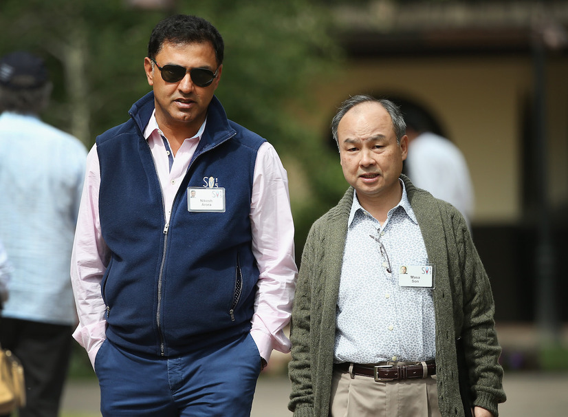 ニケシュ・アローラ氏（左）と孫正義氏（右） （C）Getty Images