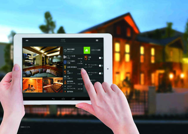 「インテリジェントホーム」は、自宅に設置したセンサーやカメラを、外出先からスマホやタブレットでコントロールできるサービス（画像はプレスリリースより）