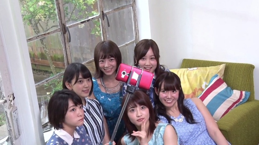 乃木坂46、15thシングルジャケットに自撮り写真