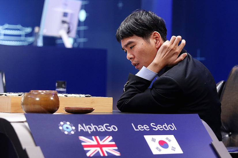 Google傘下のDeepMindが開発した人工知能「アルファ碁」（AlphaGo）と李世ドル氏の対局　（C）Getty Images