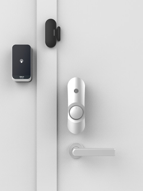 設置イメージ（室内側）。左からNFC Reader、ドアセンサー、Akerun Proとなる。全て貼り付けるだけで設置可能（画像はプレスリリースより）