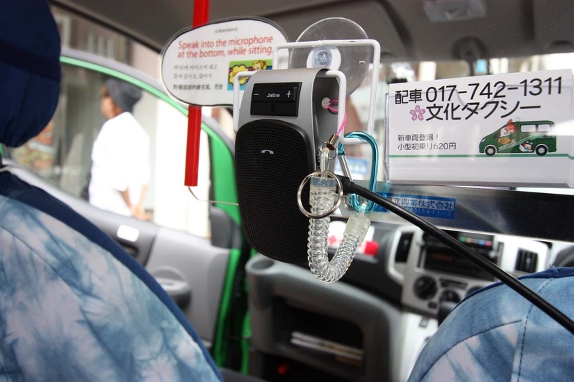日本語が話せない乗客は後席に装備されたマイクを通じて通訳サービスに話しかけることで乗務員と会話できる