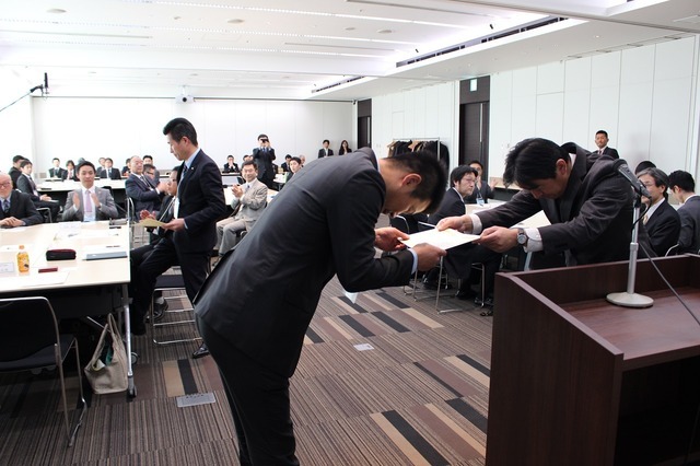 「大人の武者修行」の修了証書授与