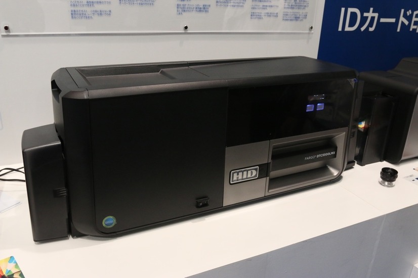「FARGO（R）DTC5500LMX」は、消費電力の削減、ラミネート加工時のコスト削減、スピード化を実現したIDカードプリンター／エンコーダ（撮影：防犯システム取材班）