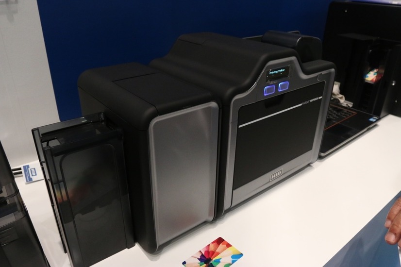 「FARGO（R）HDP5600」は、600dpiの高解像度印刷に対応したIDカードプリンター／エンコーダ（撮影：防犯システム取材班）
