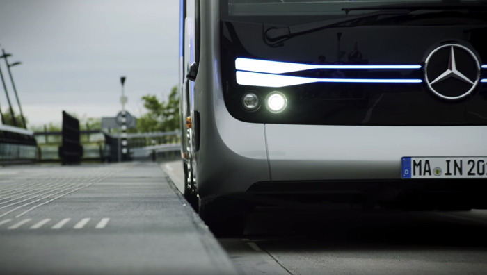 メルセデス・ベンツの半自動運転バス、オランダで約20キロの自動運転に成功！