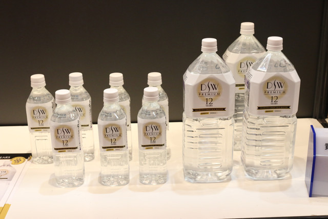 「機能性部門」グランプリの「DSW PREMIUM 12 YEARS」。12年保存が可能な非常用飲料水で、備蓄サイクルを延ばして「コスト＆資源の無駄」を削減できる（撮影：防犯システム取材班）