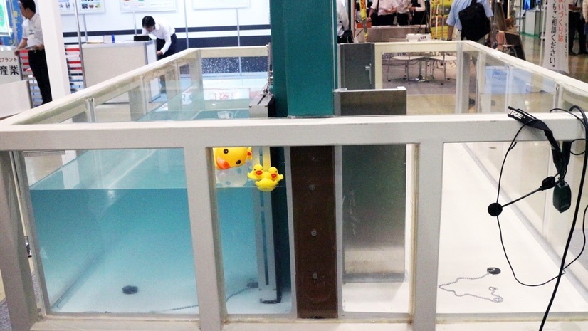 「フラッドセーフパネル」のデモンストレーション。ゲリラ豪雨などによる急な増水に対しても迅速に設置でき、浸水被害から建物内を守ってくれる（撮影：防犯システム取材班）