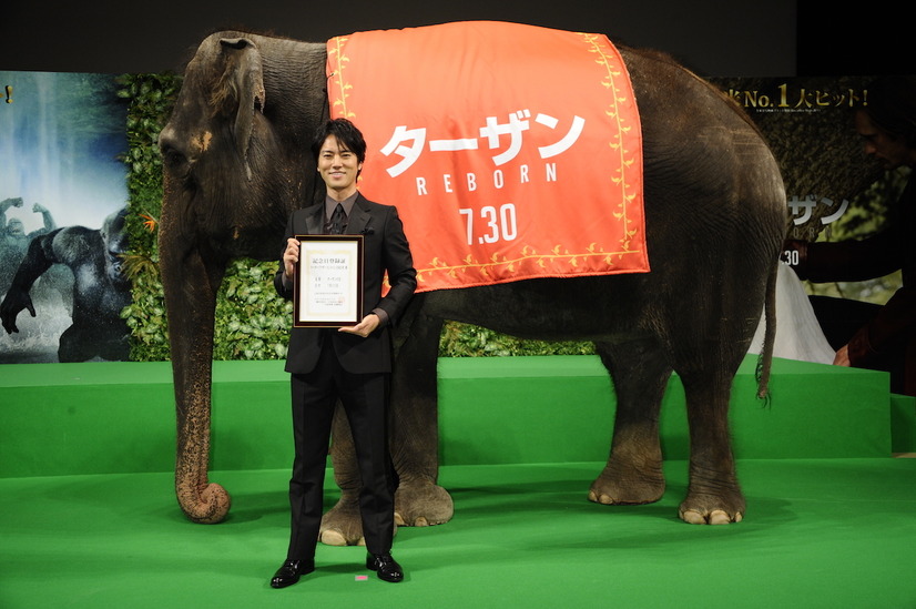 桐谷健太、ゾウにまたがり雄叫び！