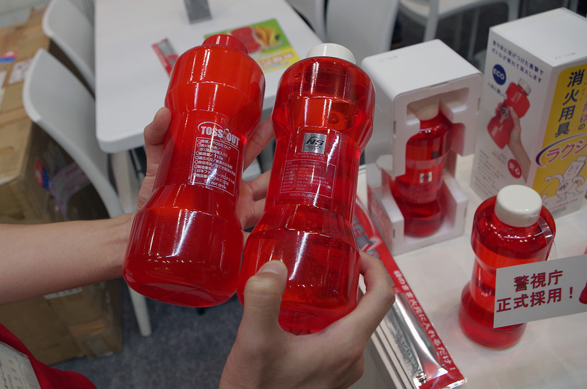 粉末型消火器と違って後片付けが簡単というのもメリットの1つ。使用期限は製造から5年間となっており、同形状で石油類の火災に効果的な「トスアウト」もラインナップされている（撮影：防犯システム取材班）