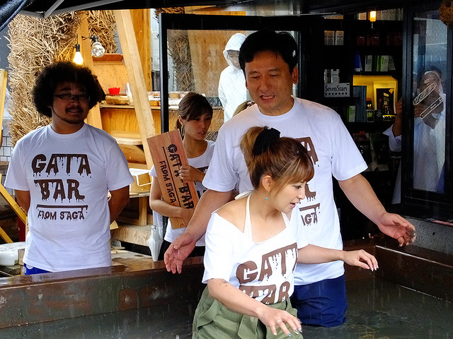 佐賀県が仕掛けたプール＆バー「GATA-BAR from SAGA」（東京・青山）。その開催前日に登場した矢口真里