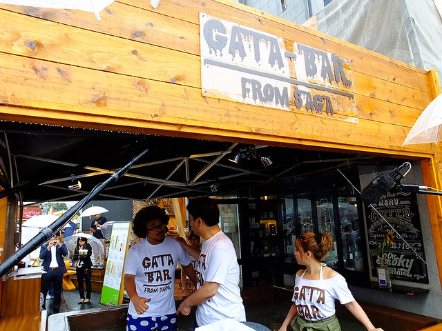 佐賀県が仕掛けたプール＆バー「GATA-BAR from SAGA」（東京・青山）。その開催前日に登場した矢口真里