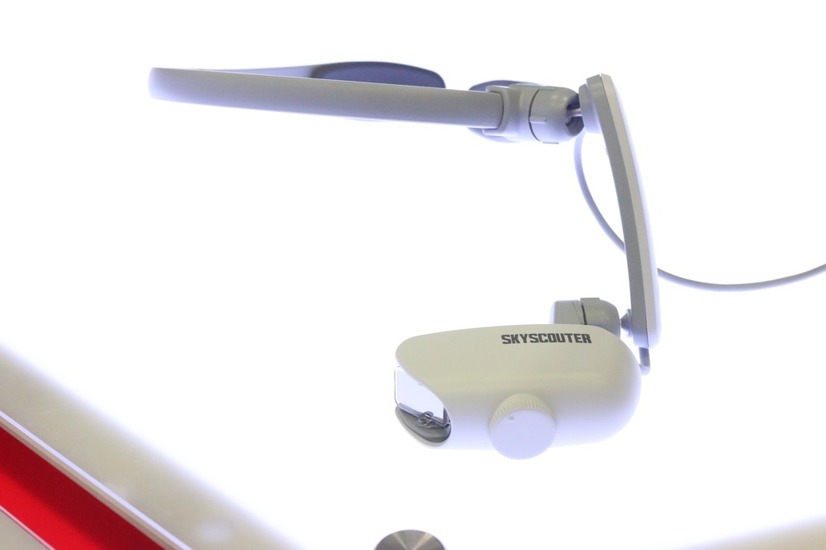 先行して発売されている「SKYSCOUTER」。ドローンに搭載したカメラの映像をヘッドマウンドディスプレイで確認することができる製品（撮影：防犯システム取材班）