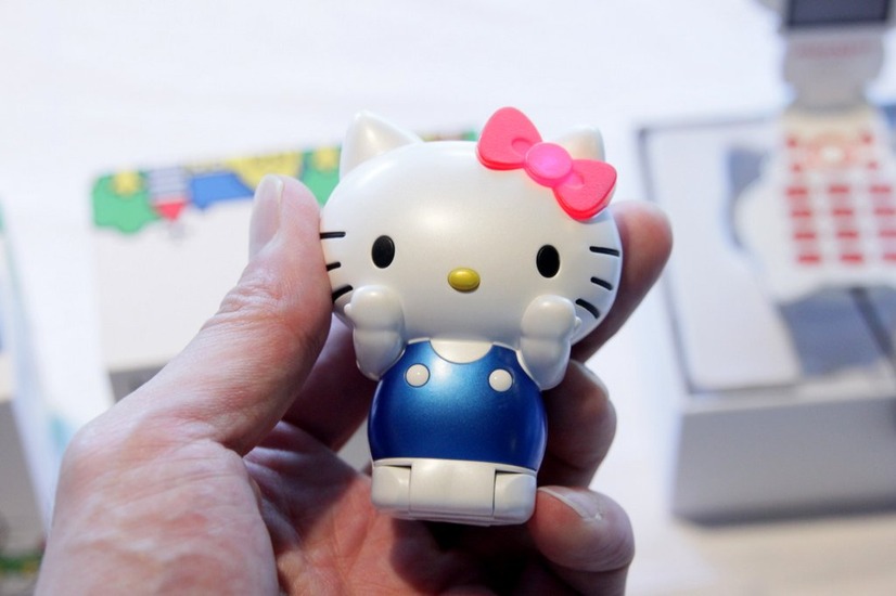 オーラ社が、サンリオとライセンス契約を交わして開発した「ハローキティフォン Hello Kitty FIGURINE KT-01」