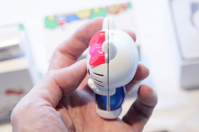 オーラ社が、サンリオとライセンス契約を交わして開発した「ハローキティフォン Hello Kitty FIGURINE KT-01」