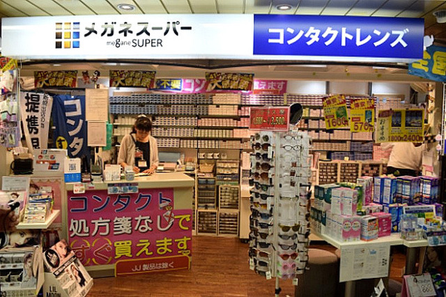 コンタクトレンズのみを扱うのは、地下の小規模店舗「メガネスーパーメトロピア店」