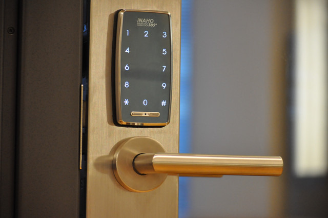 今回の実証実験で設置される機器はホームゲートウェイ、スマートロック（電子錠）、ネットワークカメラ。デバイスは追加される可能性もあるとのこと（画像はプレスリリースより）