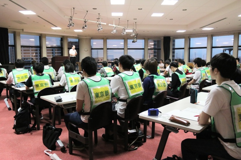 警視庁生活安全部警部補の佐藤英明氏の話に聞き入る学生たち。犯罪発生数などの具体的なデータや実例を挙げながら、警察官の立場から防犯ボランティアの意義について語った（撮影：防犯システム取材班）