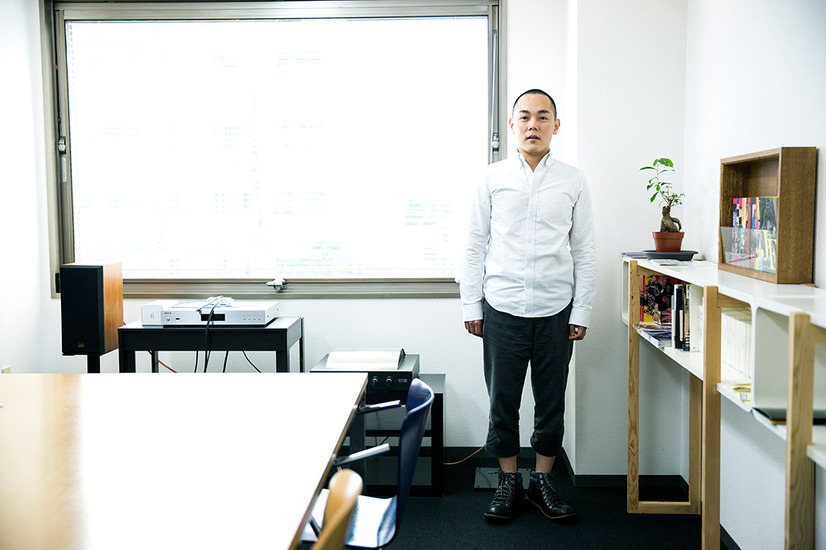 20代頃からほとんど見かけは変わっていないという。この日のファッションはぴっちりプレスされた<GAP>の白いボタンダウン。朝なにを着るのか考えるのが面倒なので10枚ほど買って、最近はこればかり着ている
