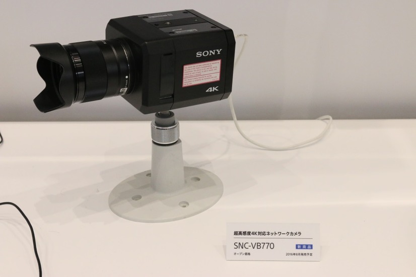 8月中の発売が予定されている4K対応で超低照度環境下でのカラー撮影が可能な「SNC-VB770」（撮影：防犯システム取材班）