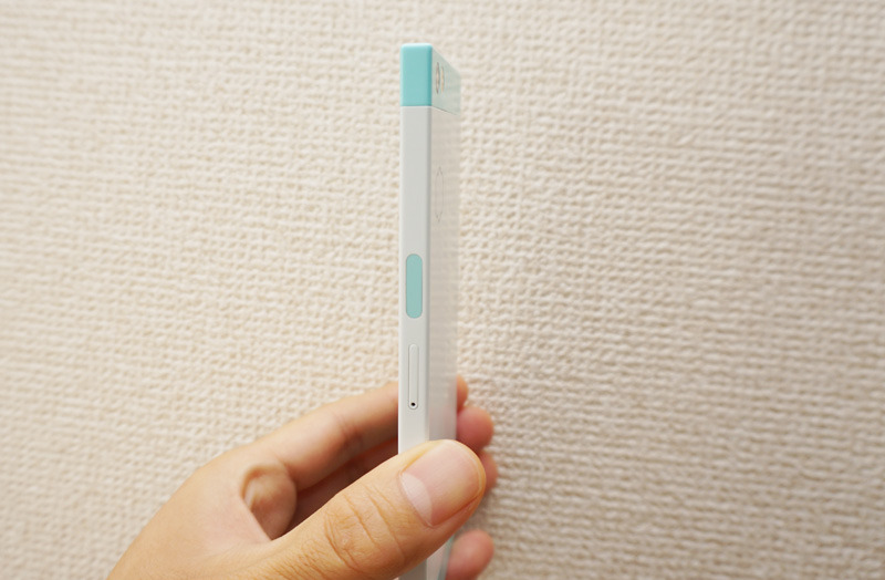 側面の電源ボタンに指紋認証センサーを内蔵している