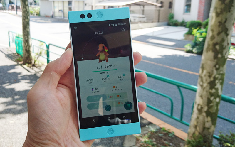ポケモンGOもプレイ可能。ただし5分ほど夏の昼間の暑い時間に屋外でプレイすると本体が熱を持ってくる