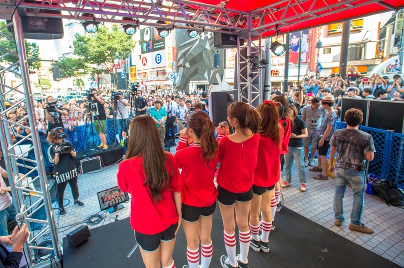 Apink、サプライズで渋谷109に登場！4分でステージ中止