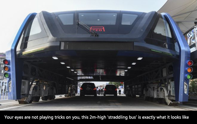 道路をまたいで走る巨大バス「TEB」！ 実用化に向け中国でテスト走行