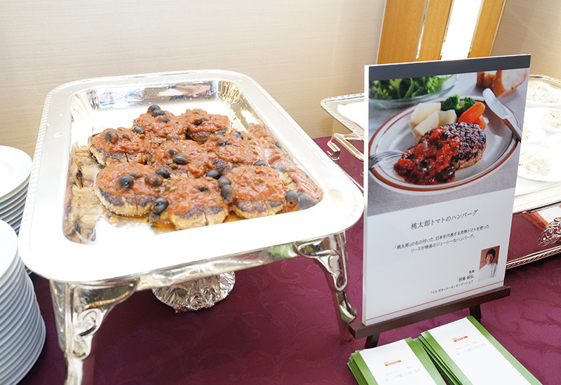 オリジナルのグルメ商品の試食も行われた