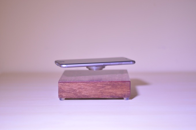 近未来的！スマホを浮かべてワイヤレス充電する「OvRcharge」登場