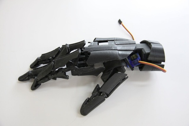 3Dプリンターで作った樹脂製のロボット義手