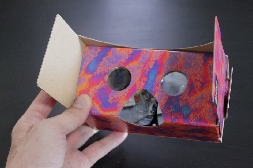 実際にスマートフォンにVRゴーグルを装着してみた