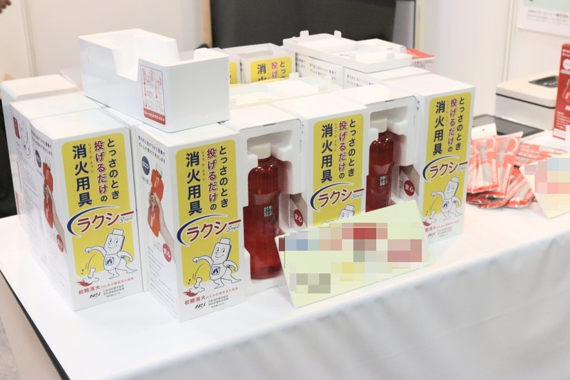「ラクシーシンプル」は製造年月日から5年の使用期限となっており、床置きしたり、壁掛けして設置する（撮影：防犯システム取材班）