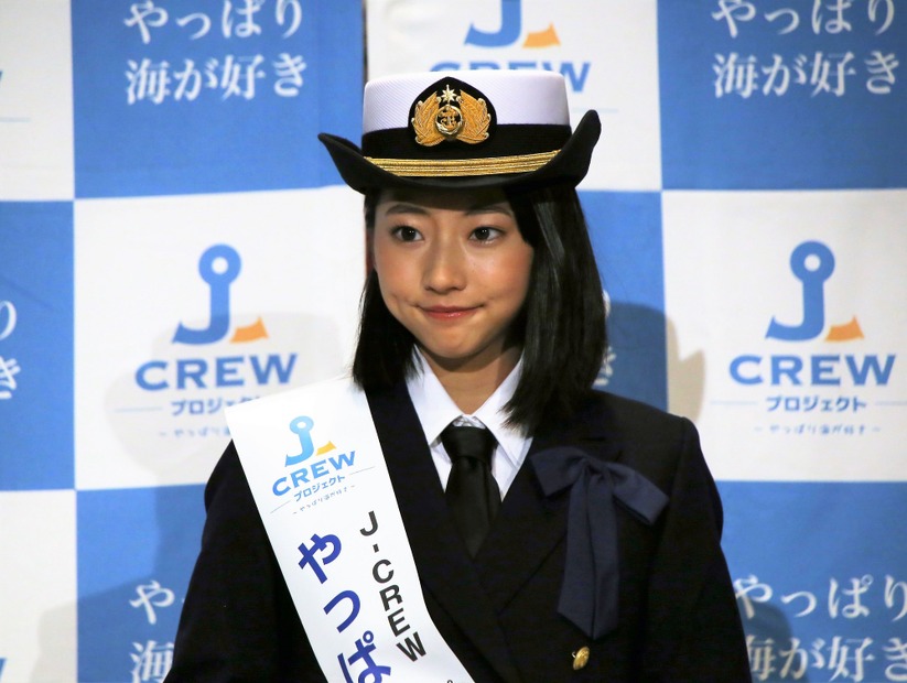 武田玲奈が外交船員の制服で登場