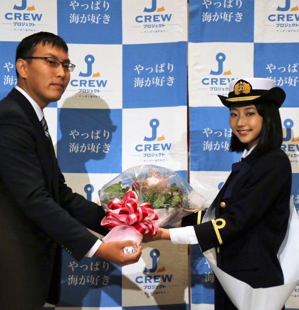 武田の応援大使就任を祝い、現役航海士の後藤雄一郎から花束を贈呈