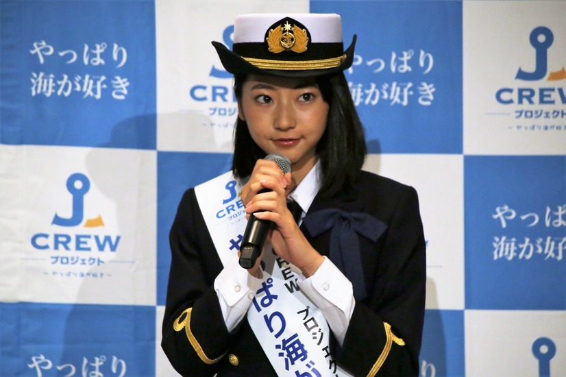 武田玲奈が外交船員の制服で登場