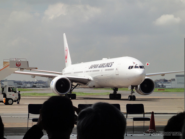 8月24日午前、羽田空港に到着したリオ発フランクフルト経由チャーター機、ANA JA781A と JAL JA735J