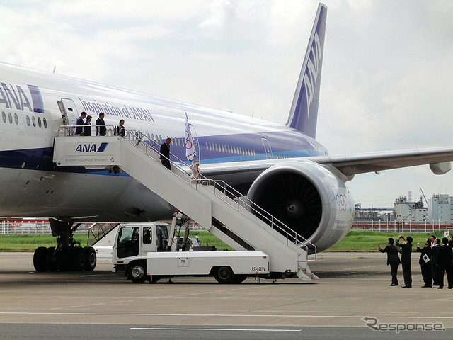 8月24日午前、羽田空港に到着したリオ発チャーター機