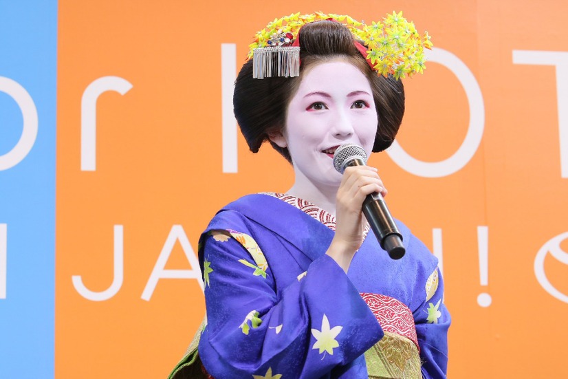 まゆゆ、舞妓姿でイベント登場！豊川悦司がエスコート