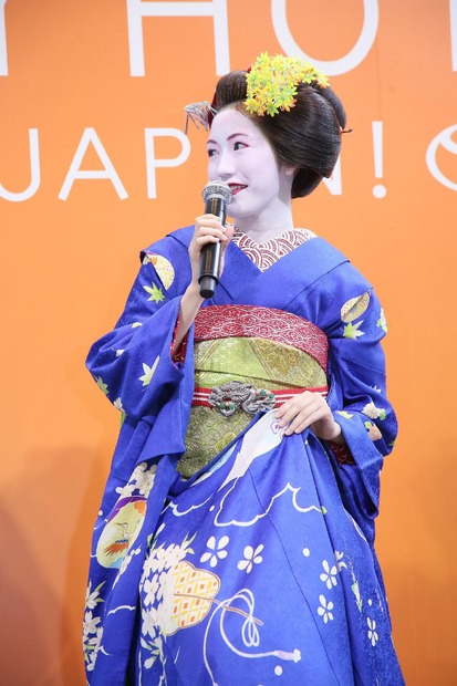 まゆゆ、舞妓姿でイベント登場！豊川悦司がエスコート