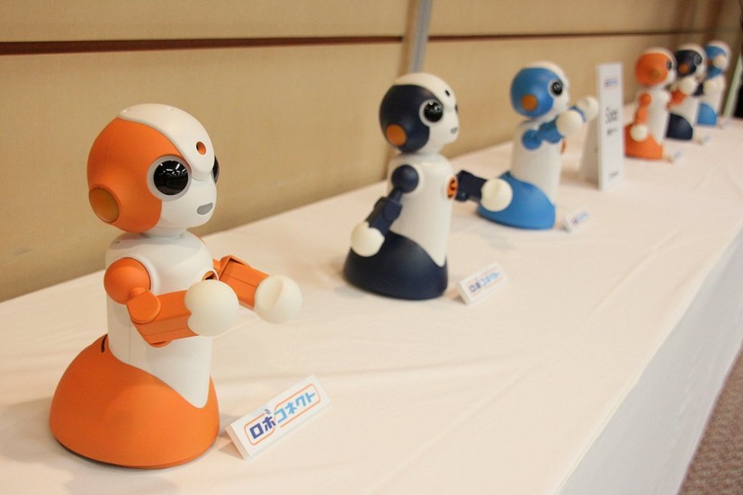 コミュニケーションロボット「Sota」。ネイビーブルー、オレンジ、ライトブルーの3色で展開する