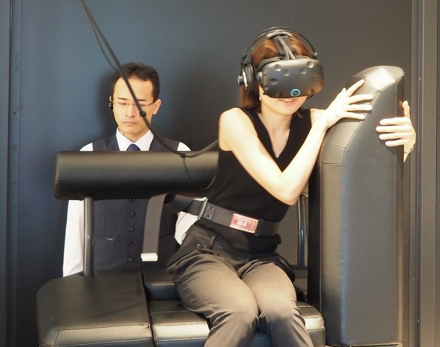 【レポート】『ガンダムVR』で感じた恐怖と興奮…ガンダムの手に乗り、ザクに襲われる