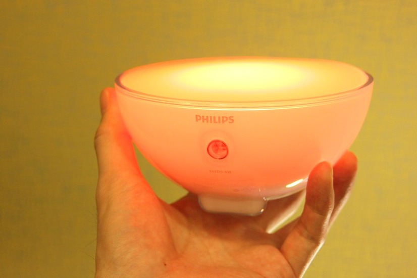 Philips Hue Goは、バッテリーを内蔵した持ち運びのできる半球形の製品