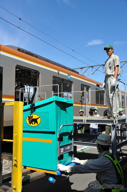 車両基地では、車両のドアと地上の高低差が1.4メートルほどあるためフォークリフトで台車に積んだ荷物をあげなければならない