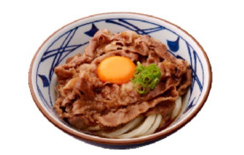 丸亀製麺が「牛すき釜玉うどん」！甘辛い割り下で焼いた牛肉に玉子をのせて