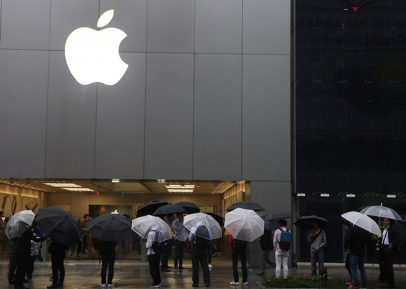 2015年のiPhone 6sシリーズの発売の様子。東京・銀座のAppleStore（C）Getty Images