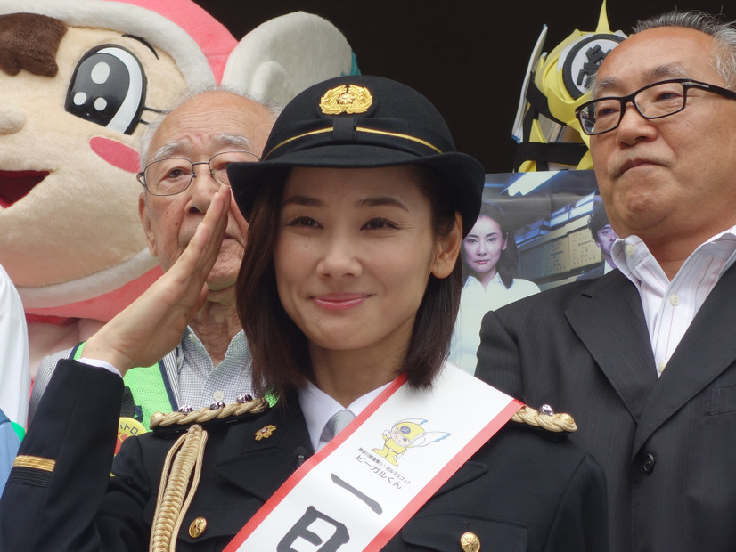 吉田羊、1日警察署長として中華街をパレード【フォトレポート】