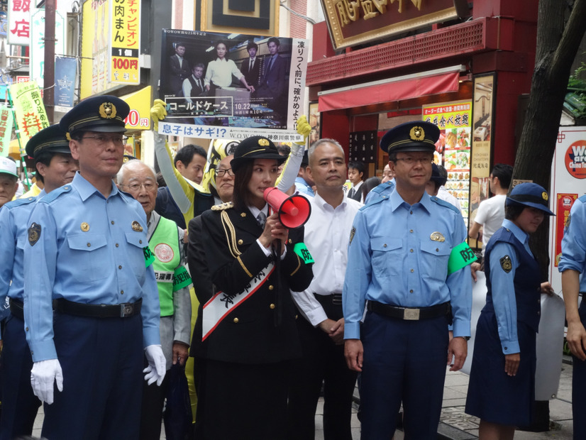 吉田羊、1日警察署長として中華街をパレード【フォトレポート】